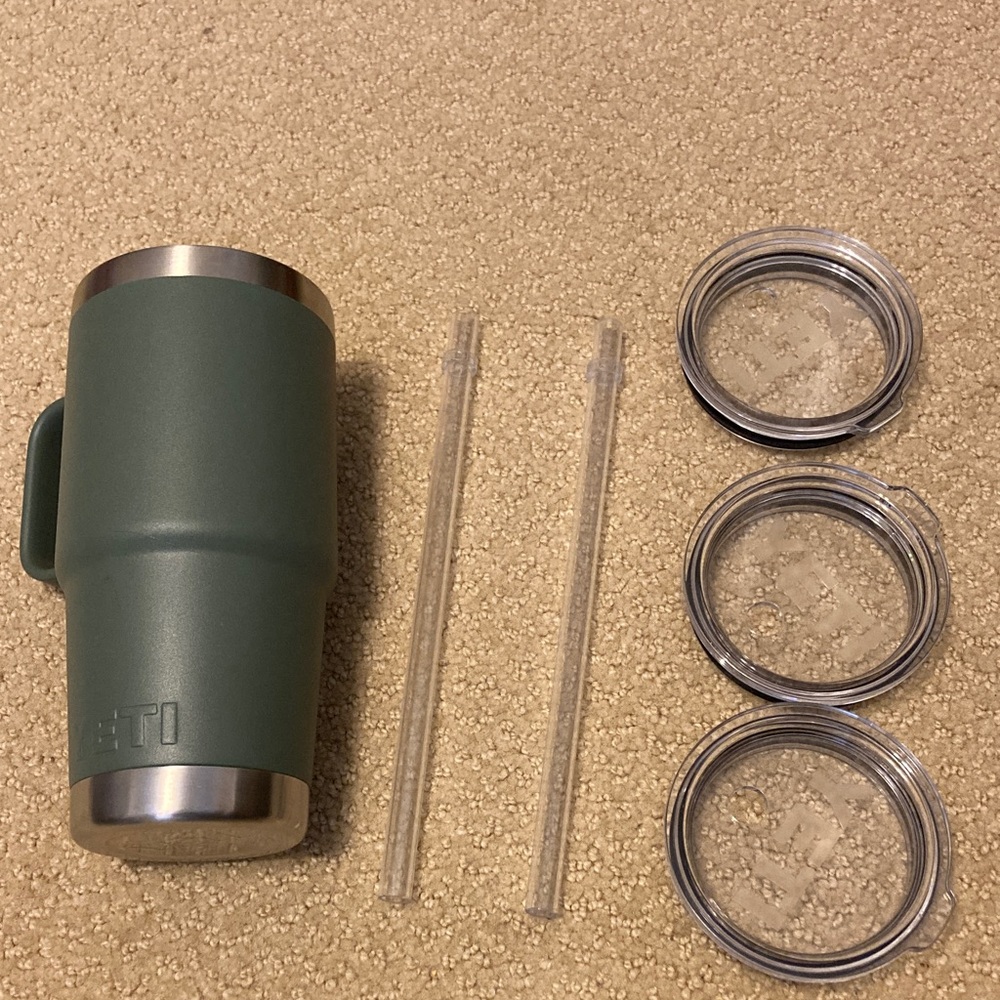 Yeti rambler 25oz tumbler with 2 straws and 3 lids never used